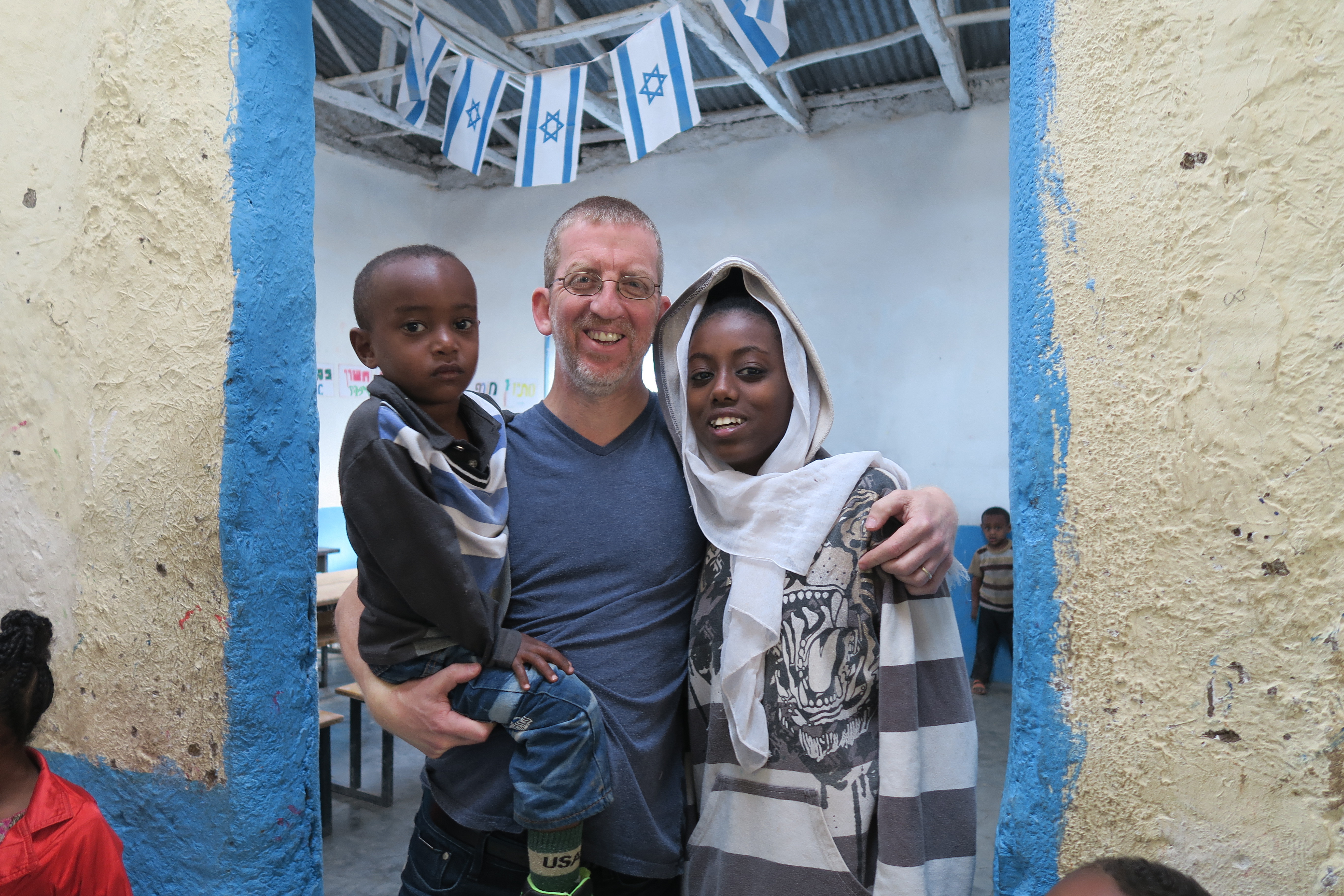 משפחה אתיופית לאחר טיפול בעיניים